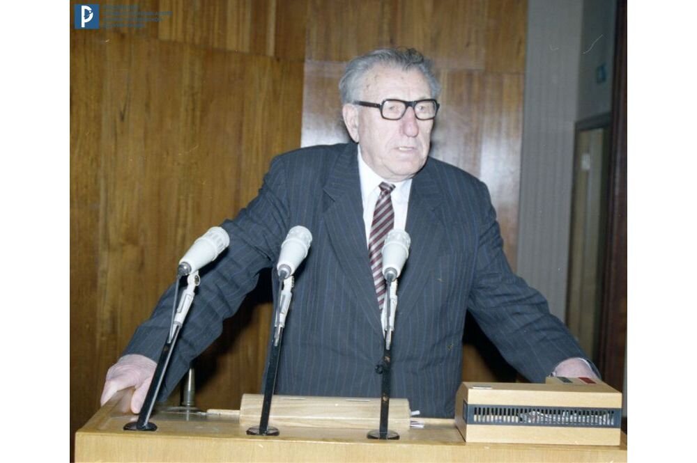 В.Ф. Уткин во время выступления на пленуме президиума Академии космонавтики им. К.Э. Циолковского. 29 марта 1999 г. РГАНТД. Арх. № 0-14361 цв. 