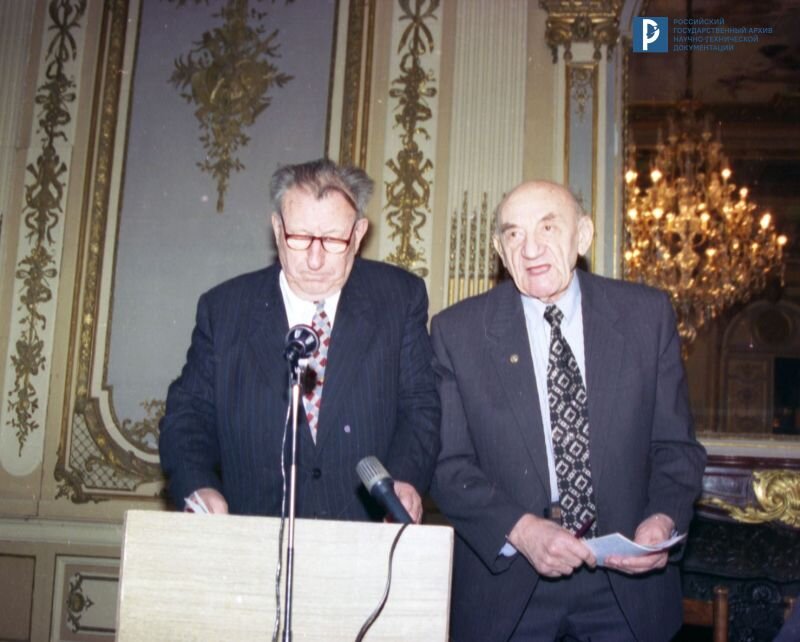 В.Ф. Уткин и Б.Е. Черток (слева направо) во время XXI научных чтений по космонавтике. 30 января 1997 г. РГАНТД. Арх. № 0-12426 цв. 