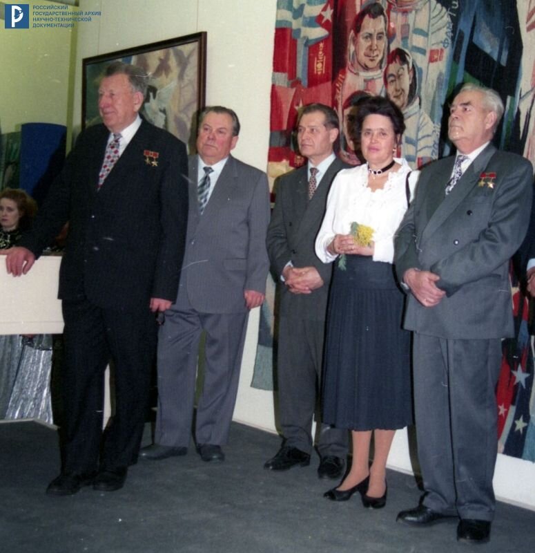 В.Ф. Уткин, П.Р. Попович, Н.С. Королева и А.Г. Николаев (слева направо) во время торжественного открытия выставки к 90-летию С.П. Королева. 21 января 1997 г. РГАНТД. Арх. № 0-13041 цв. 