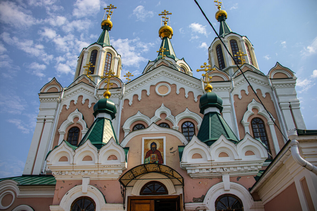 Образ Святого Далмата над входом в храм
