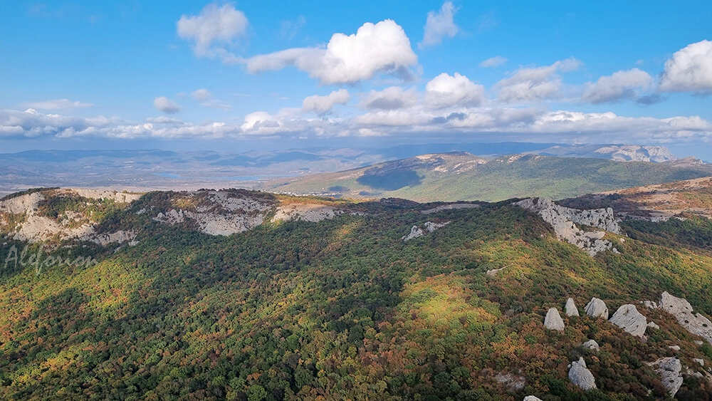 Вид с вершины Ильяс Кая, Ласпи, Крым. Справа внизу видна "корона" Храма Солнца".