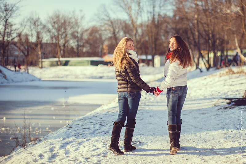 Winter lesbian. Красивые две девушки зимой. Подружки зима. Фотосессия двух подруг зимой.