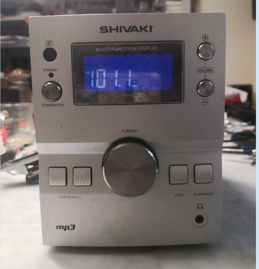 Всем здравствуйте! Сегодня у нас на ремонте музыкальный центр Shivaki ms-131 с диагнозом от клиента - не читает диски. А по факту ещё и еле-еле душа в теле со звуком.