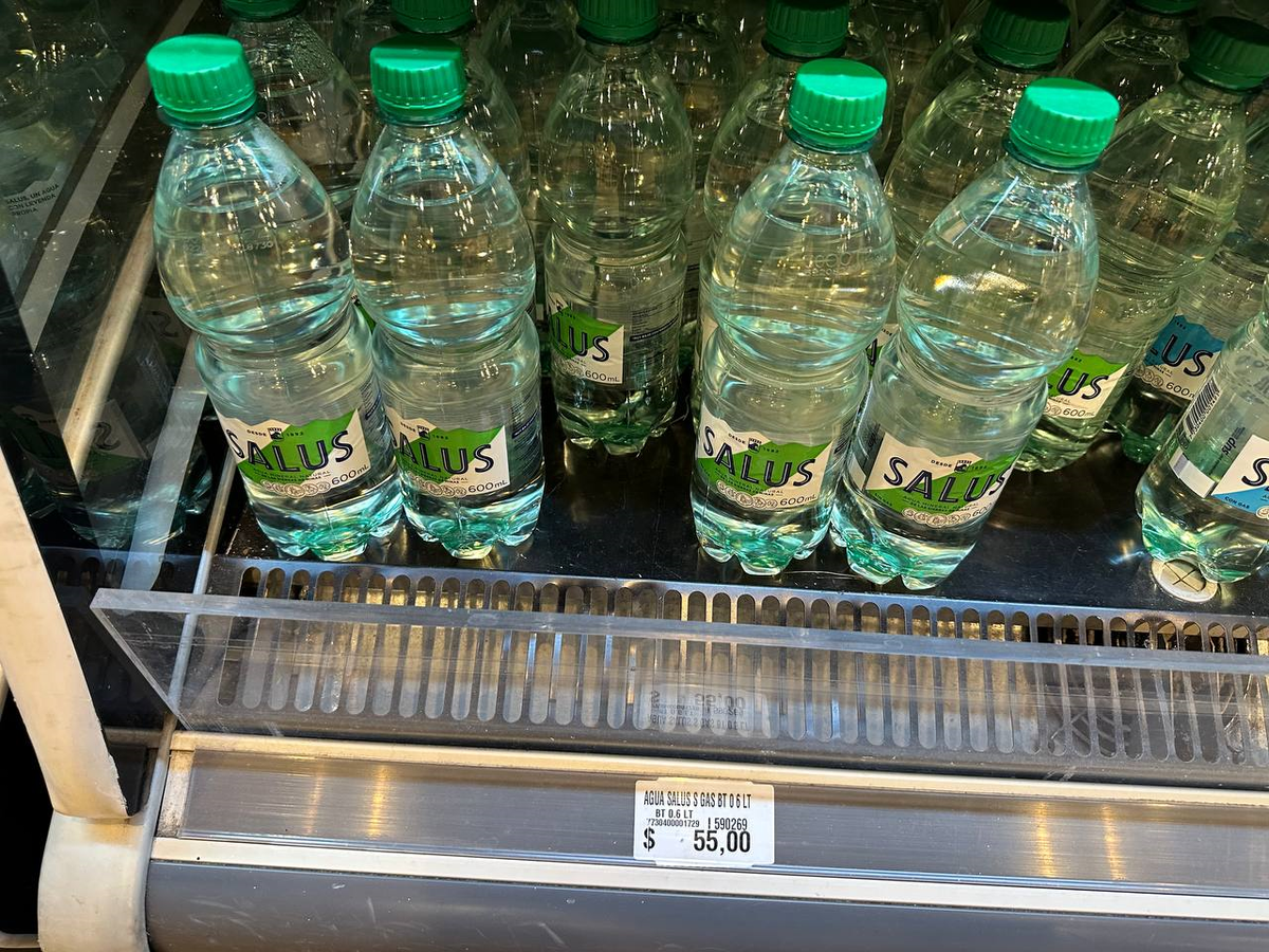 Посмотрите, сколько стоит маленькая бутылка воды