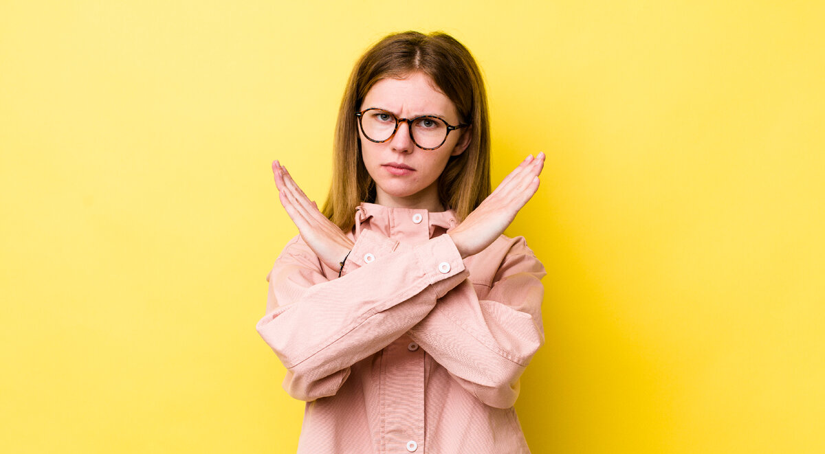 <a href="https://ru.freepik.com/free-photo/looking-annoyed-and-sick-of-your-attitude-saying-enough-hands-crossed-up-front-telling-you-to-stop_27274071.htm#query=%D0%9E%D1%82%D0%BA%D0%B0%D0%B7&position=2&from_view=search&track=sph">Изображение от kues1</a> на Freepik