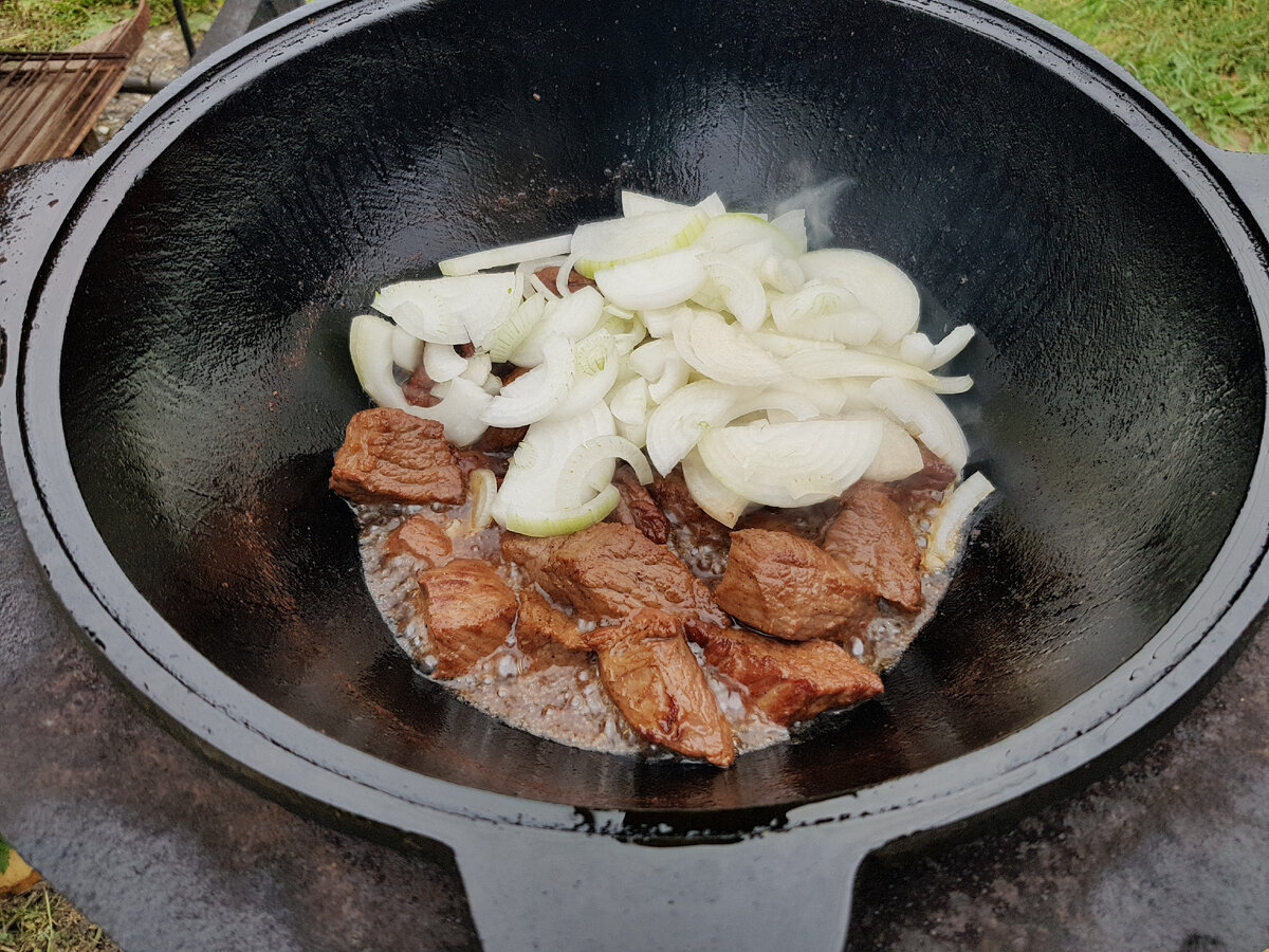 обжариваем мясо с луком
