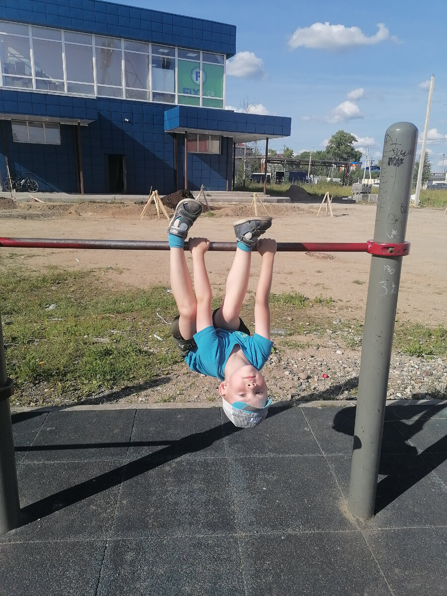 Висит на турнике 