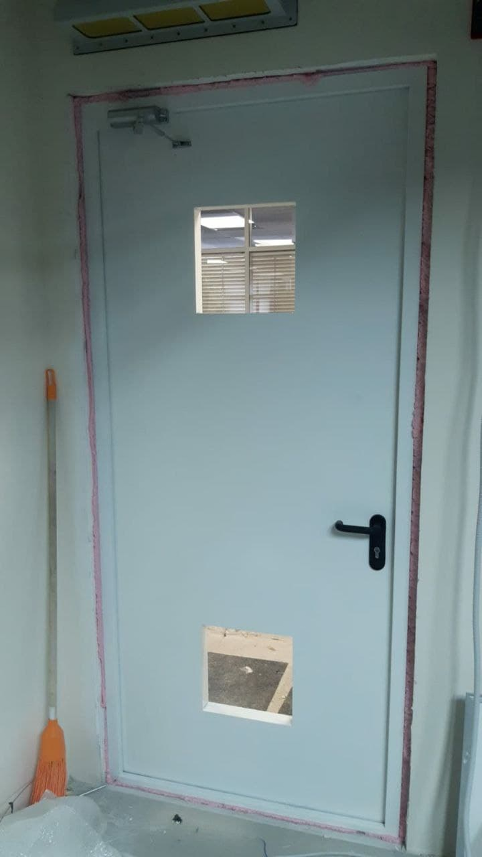 Противопожарная дверь от СТОПДВЕРИ в котельную со смотровым окном и вентиляционным отверстием