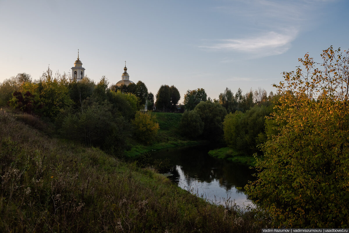 Храмы вдоль реки с высокой спинкой