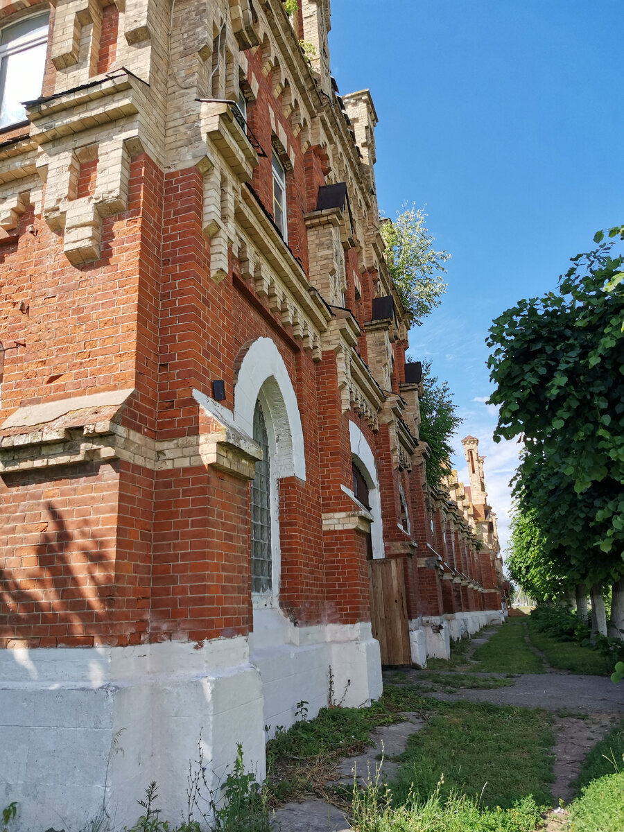 Это внешние стены основного здания. Оно квадратное со внутренним двором. Во дворе есть ещё какие-то строения, Но вход везде закрыт.