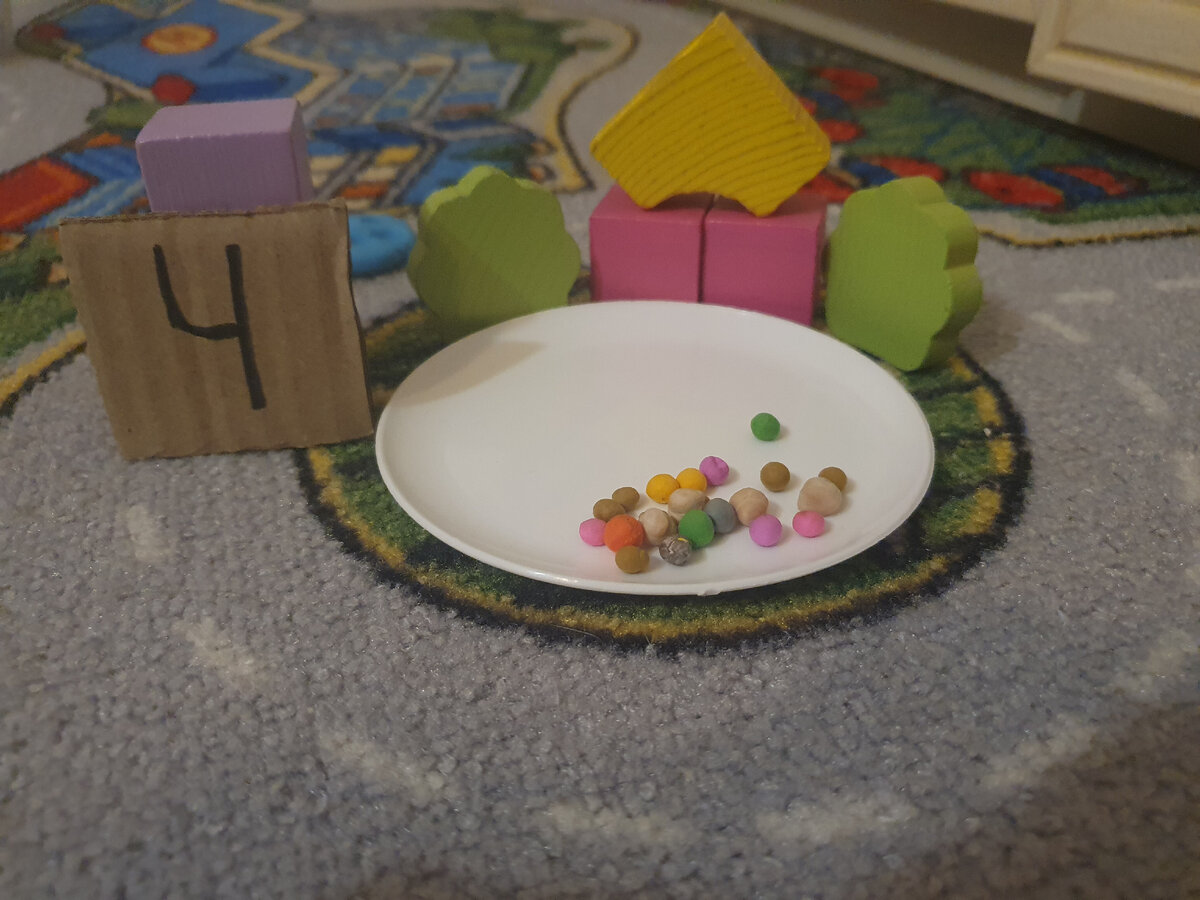 Добавляем таблички с буквами, как названия остановок.