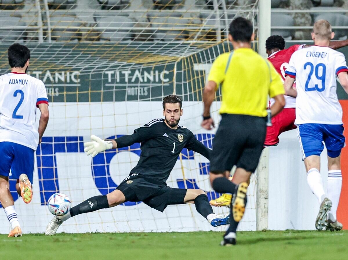    Игрок сборной Кении Масуд Джума забивает гол в товарищеском матче между сборными России и Кении. В центре: вратарь сборной России Илья Помазун.© РФС