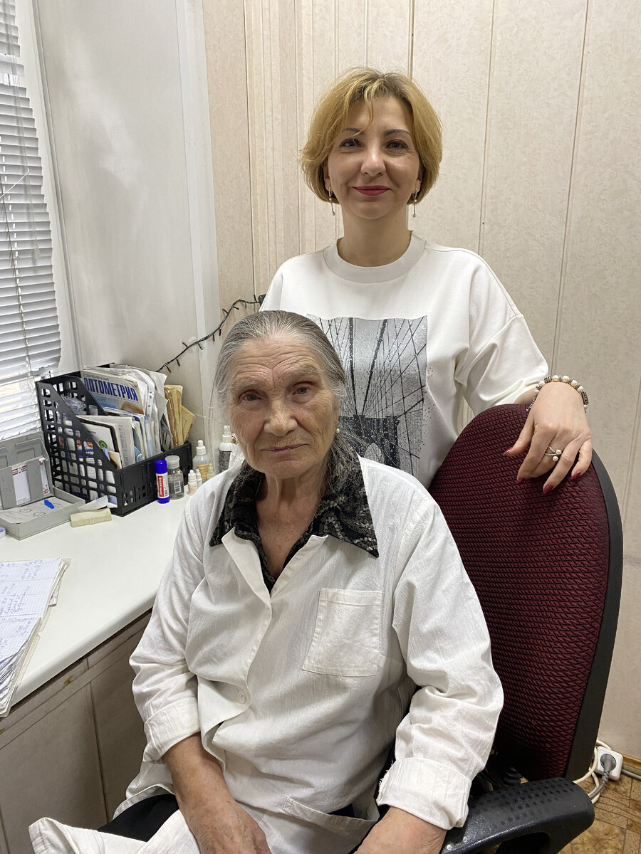 Интервьюер Инна и героиня статьи Мария Васильевна на рабочем месте
