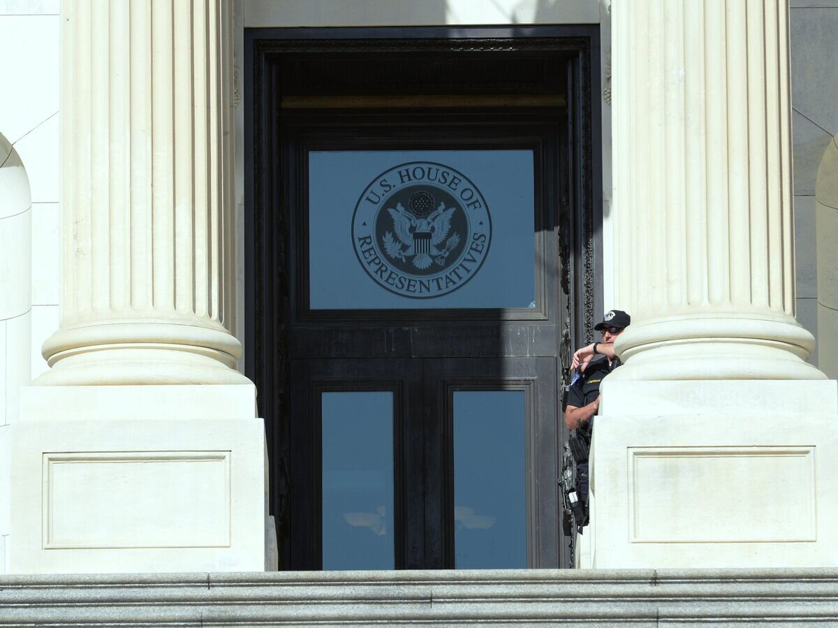    Табличка на здании Палаты представителей США в Вашингтоне© РИА Новости / Наталья Селиверстова