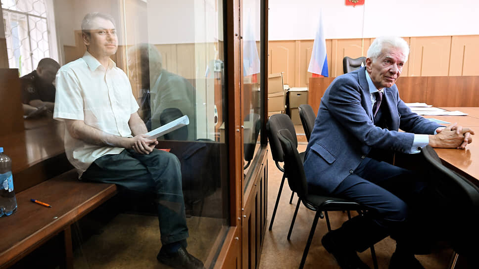 Фото: Дмитрий Духанин / Коммерсантъ📷Григорий Мельконьянц (слева) и адвокат Михаил Бирюков