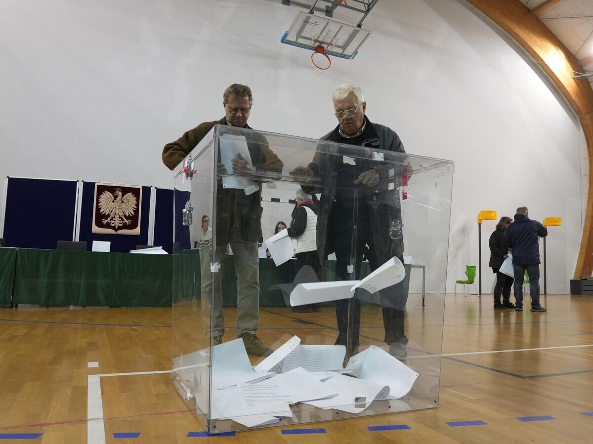    Люди голосуют на парламентских выборах в Варшаве, Польша© AP Photo / Czarek Sokolowski