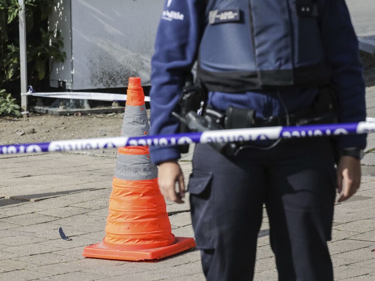    Сотрудник правоохранительных органов Бельгии на месте нападения на полицейских. 5 октября 2016© AP Photo / Olivier Matthys