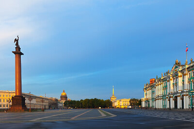    Дворцовая площадь в Санкт-Петербурге © Freepik
