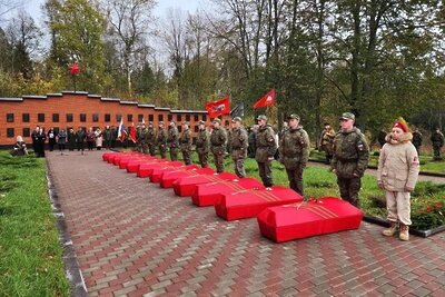    Торжественное захоронение останков 48 советских воинов на территории воинского захоронения в деревне Мокрое Можайского округа ©Пресс-служба министерства информационных и социальных коммуникаций Московской области