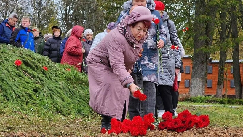    Торжественное захоронение останков 48 советских воинов на территории воинского захоронения в деревне Мокрое Можайского округа ©