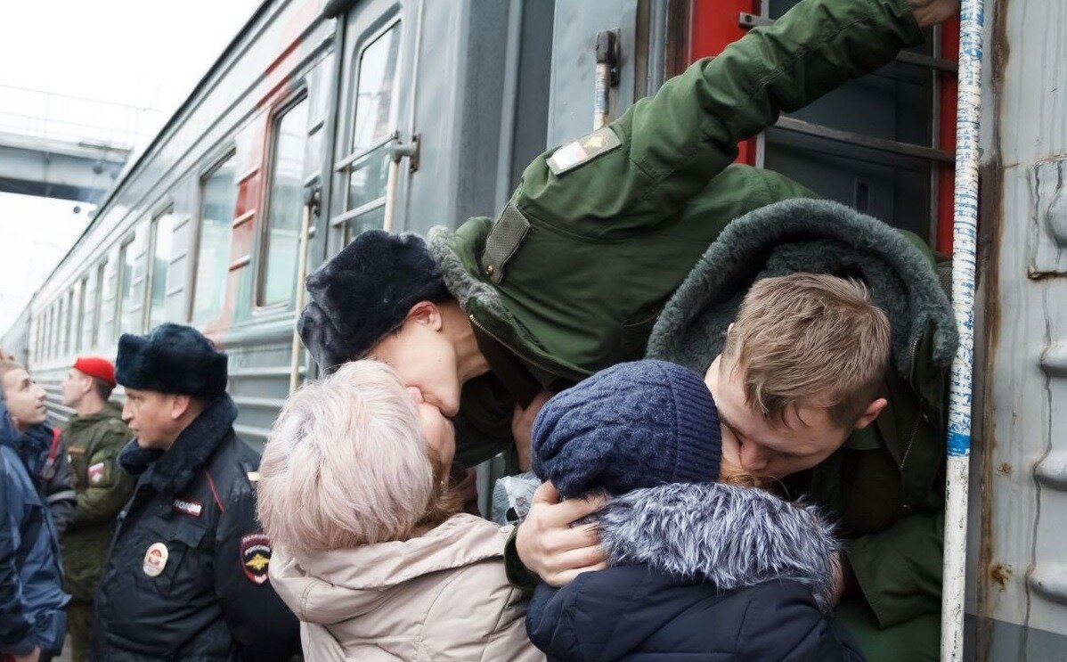 А кто-то не в Крым уезжает, а на фронт!