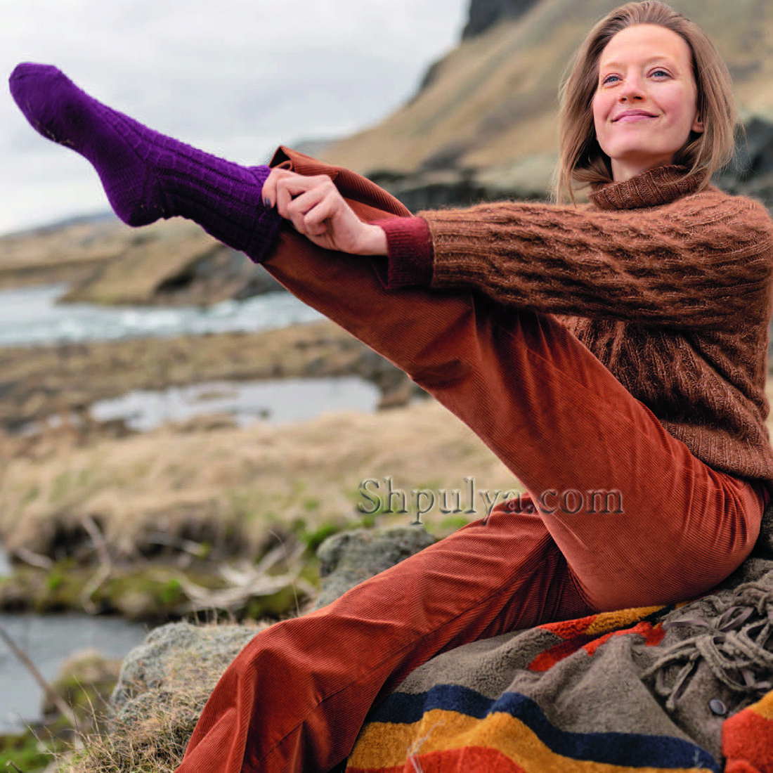 Пуловер реглан с узором из «кос» и носки со структурным узором