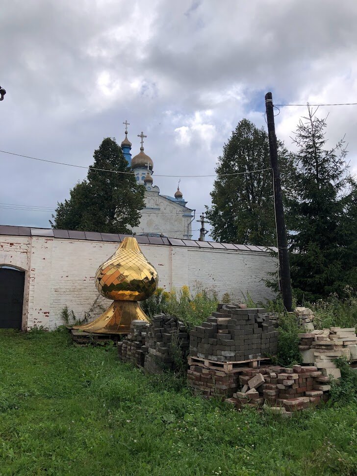 Свежий купол и кусочек церкви Рождества Богородицы 