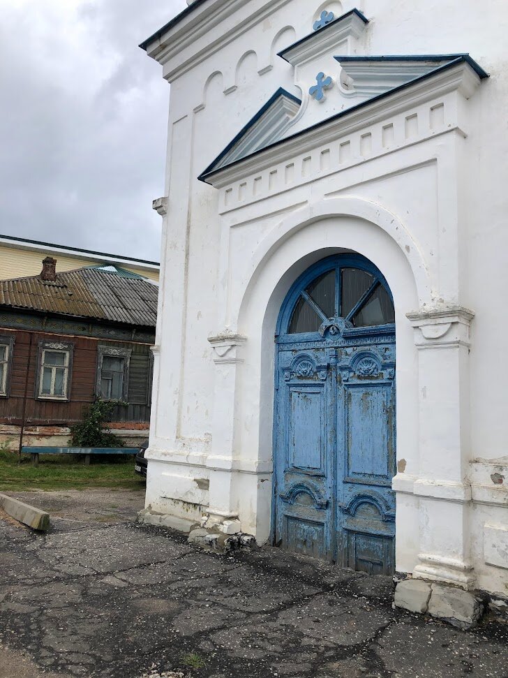 Закопанное здание? Или неаккуратно положенный асфальт