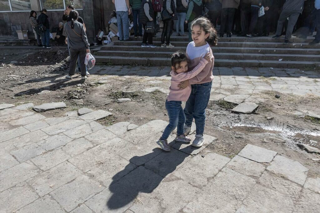 Мусор. Бпла армении проект. Беспилотник армении мем. Россия армения дружба. Почему не помогаем армении.