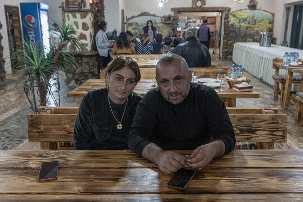 Огромный флаг россии. Мемы про армян. Почему не помогаем армении. Эрдоган предвыборный плакат. Почему не помогаем армении.