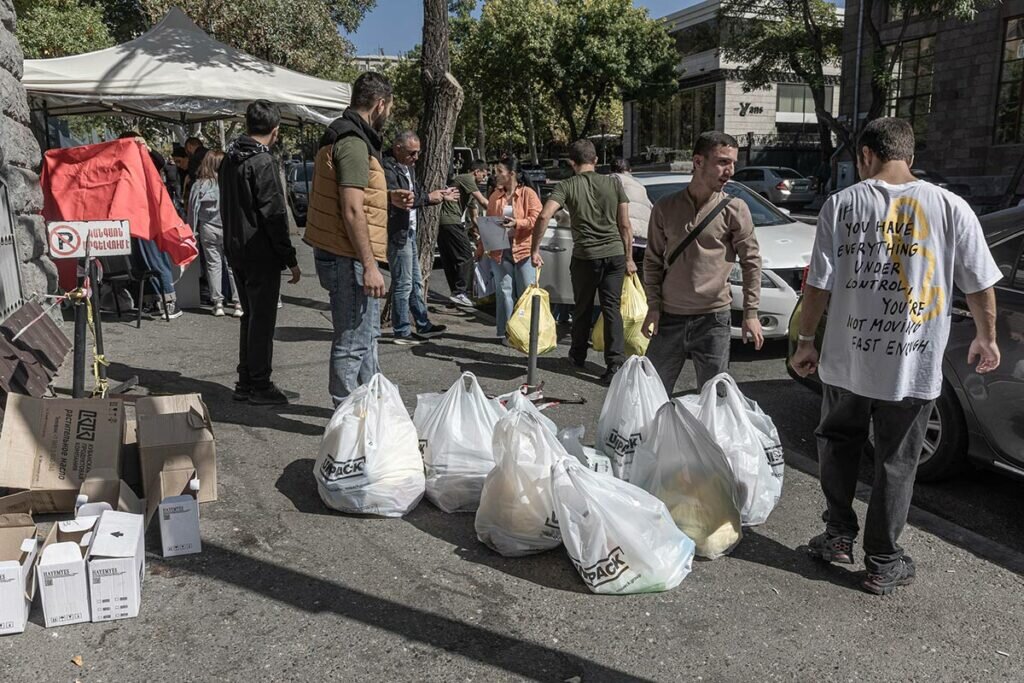 Огромный флаг россии. Переговоры армении и азербайджана. Почему не помогаем армении. Почему не помогаем армении. Почему не помогаем армении.
