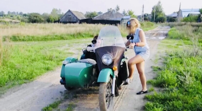 Днепр или Урал мощные мотоциклы для рыбалки и для поездки например за коровами которые не пришли, кто жил в деревне он поймёт о чем я)