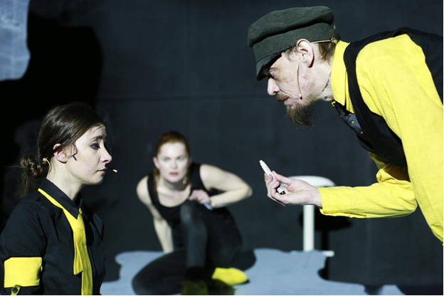 Сцена из спектакля «Гробница малыша Тутанхамона». Сцена-комикс: дочь в образе малыша Тутанхамона (Дарья Чураева) и отчим в образе раба Хоремхеба (Денис Кугай) – комиксист Джейн (Наталья Петрова) наблюдает за своими героями. Фото Андрея Кокшарова