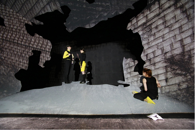 Сцена из спектакля «Гробница малыша Тутанхамона». Сцена-комикс: проекция «расписывает» белые стены пирамиды. Фото Андрея Кокшарова