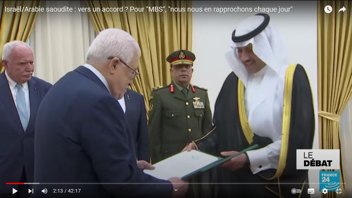 Махмуд Аббас получает верительные грамоты от посла КСА. Скриншот из передачи на France24, с канала France24 в YouTube.