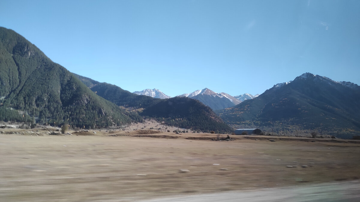 Горы по дороге в Домбай. Фото: Кирилл Полиенко/Polienko: путешествуем вдвоём