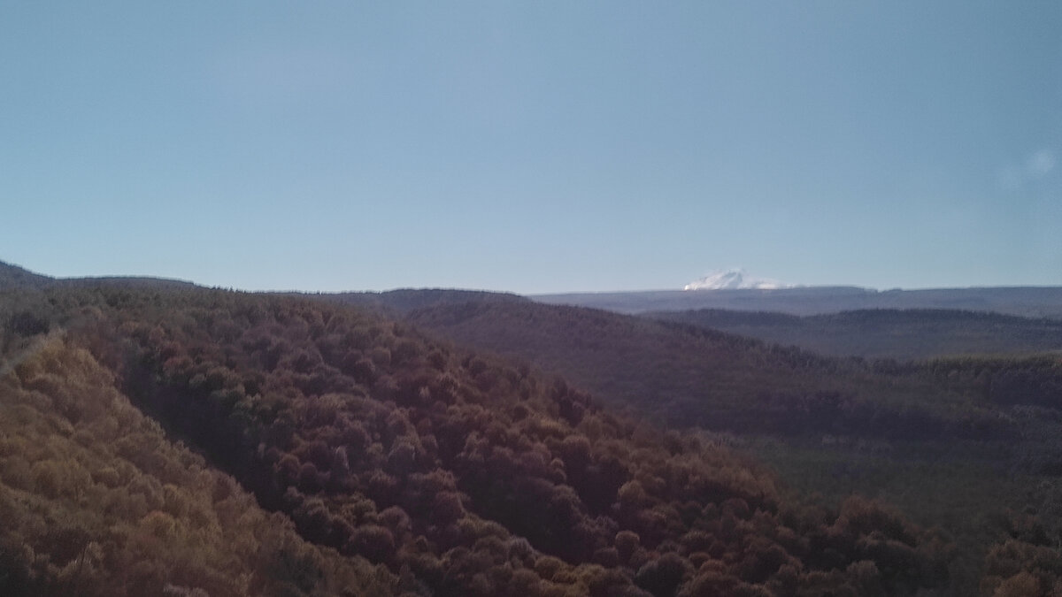 "Увидел Эльбрус - снимай!". Мы пока не можем привыкнуть не обращать на него внимания, как местные)) Фото: Кирилл Полиенко/Polienko: путешествуем вдвоём