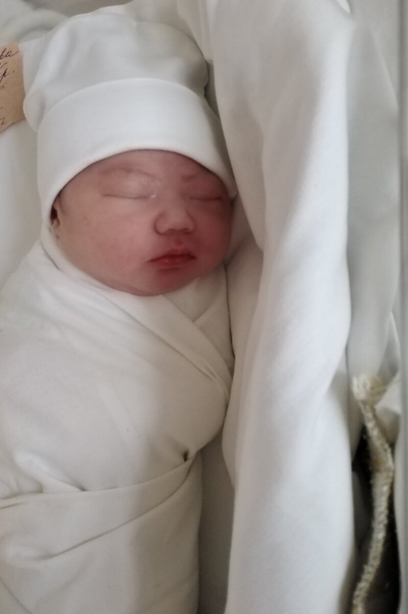 Уже с мамой в палате.