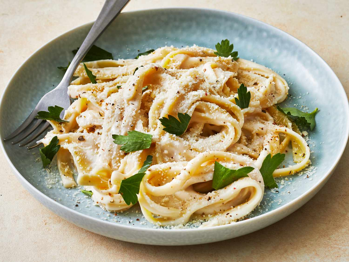 Сливочный соус Альфредо. Паста Альфредо. Fettuccine Alfredo. Фетучини паста.