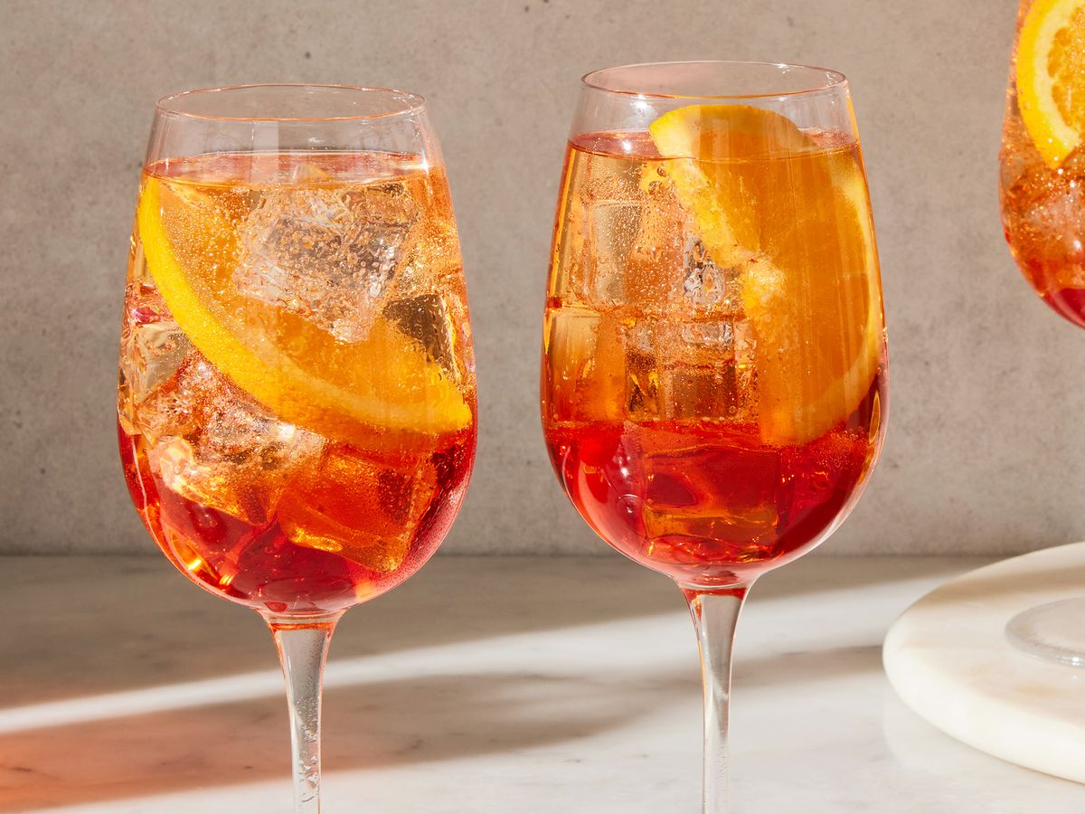 Ligare aperitivo spritz. Апероль Спритц коктейль. Апероль шприц коктейль. Маракуйя Спритц коктейль. Апероль шприц фото.