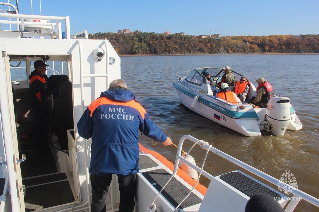 Окончания навигации. Водохранилище Хабаровского края. Водоёмы Хабаровского края. Катер с выходом на нос. С окончанием навигации.