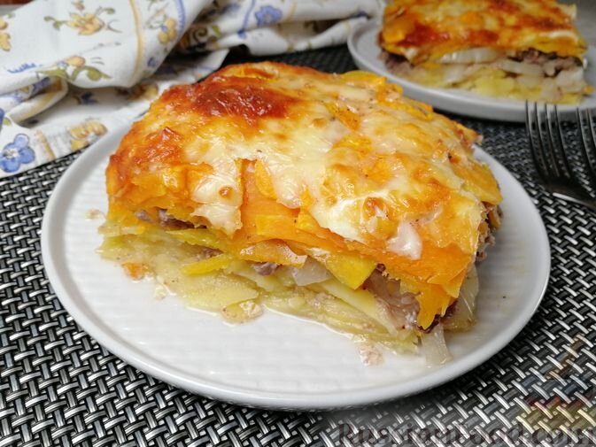 желудки куриные, сердечки куриные, картофель, тыква, лук репчатый, яйца, молоко, сыр твёрдый, орех мускатный, соль, перец чёрный молотый, масло растительное