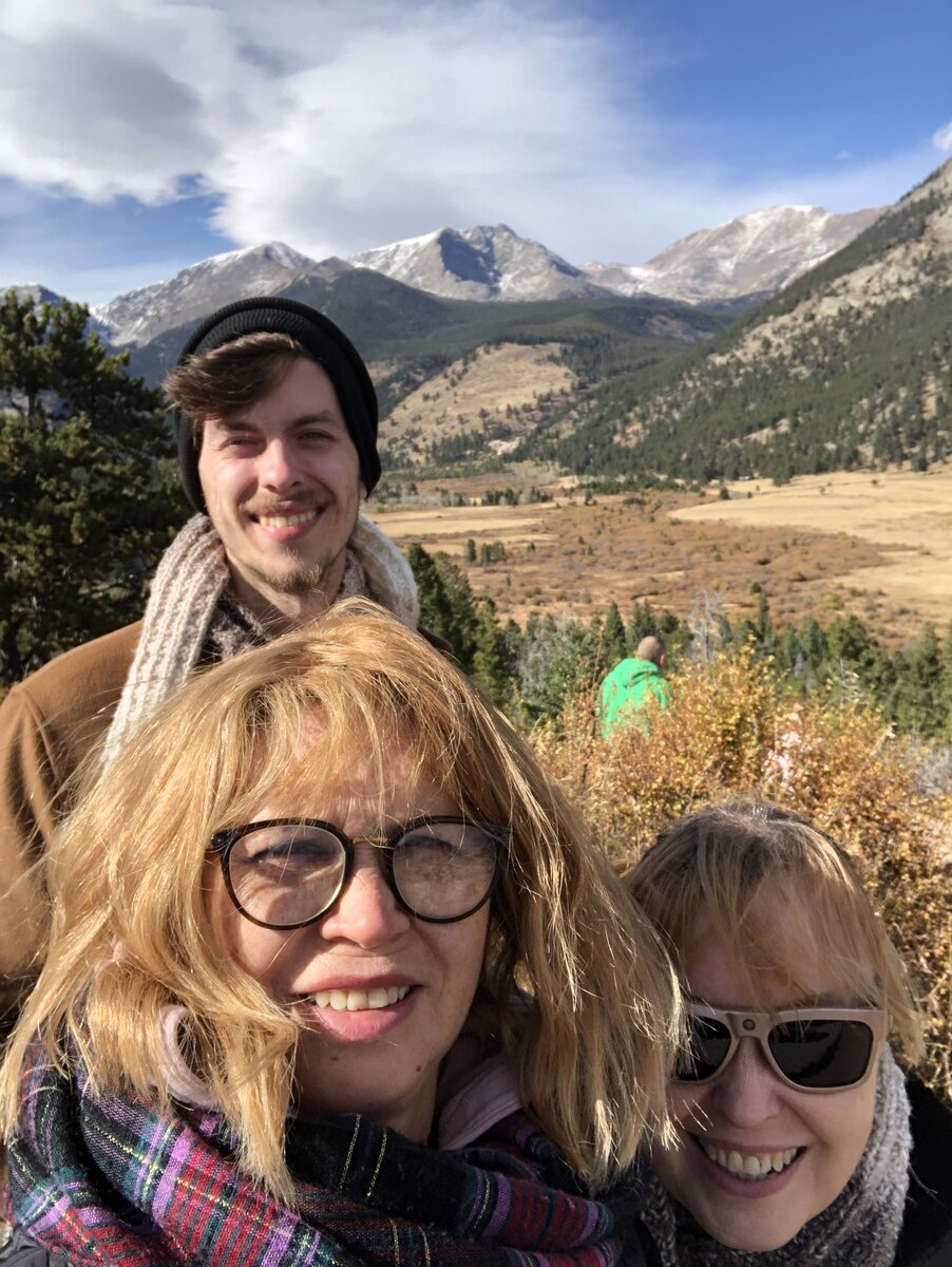 Трое в горах. И зеленый человечек на заднем плане.