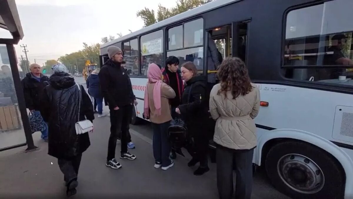     На маршруты Красноярска после жалоб жителей выпустили дополнительные автобусы.