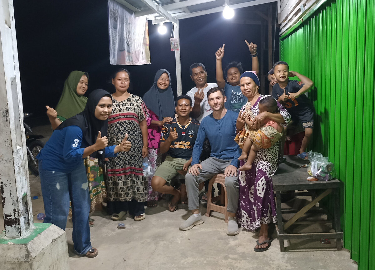 У местных жителей огромное желание сфотографироваться с иностранцем