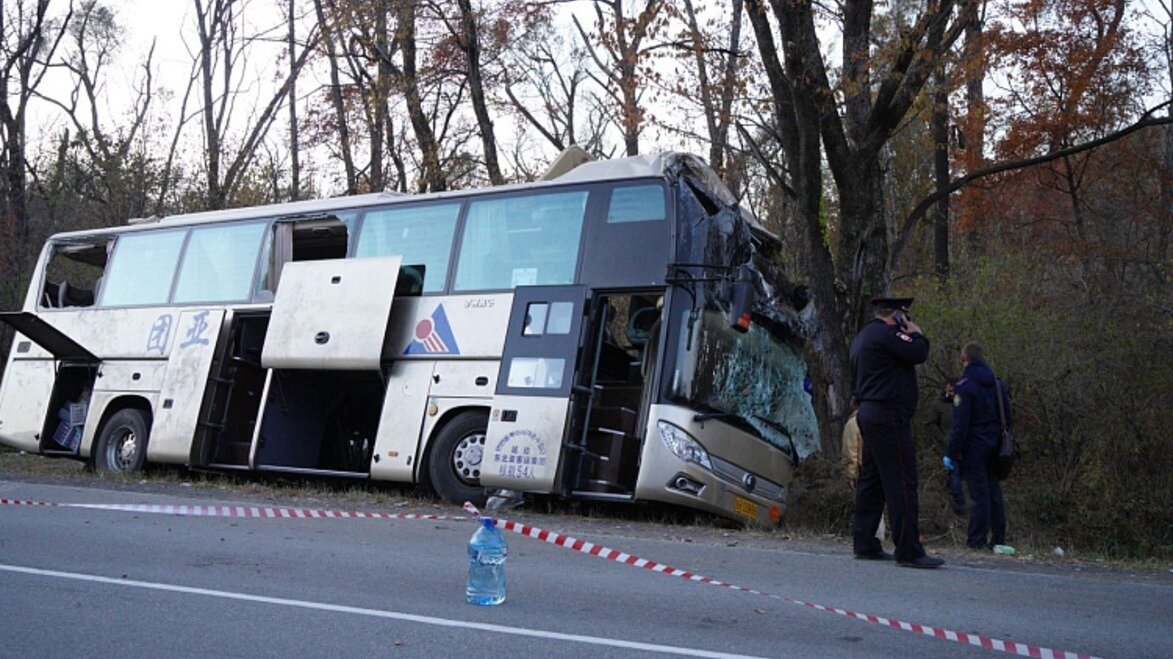     Туристы, которые пострадали в аварии с автобусом на пути из Китая, помогают медики. Люди находятся в больницах Славянки и Владивостока.