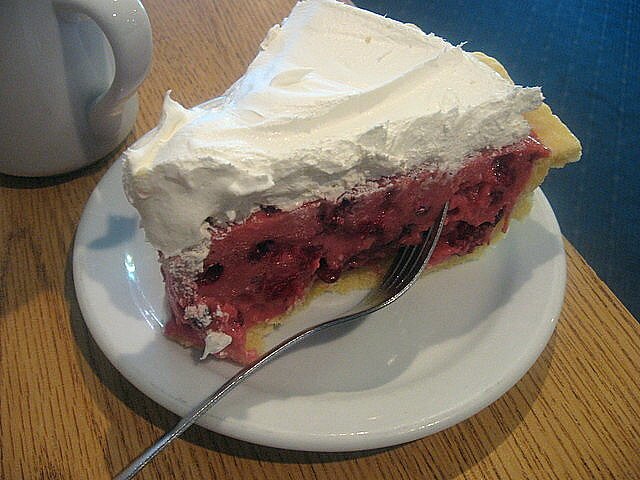 Мой любимый пирог -брусничный со сметаной. К сожалению, в этот раз его не было, но яблоки с брусникой тоже неплохо. 