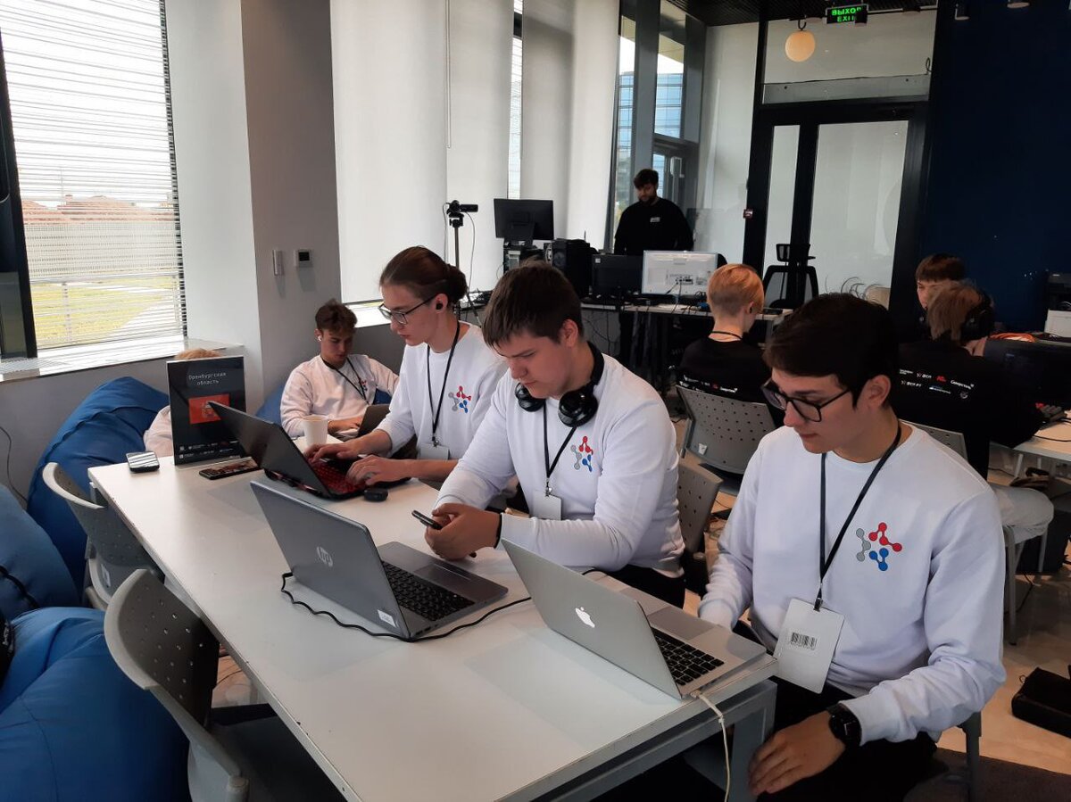    Школьники Оренбуржья взяли золото и серебро на первенстве по спортивному программированию Андрей Севостьянов