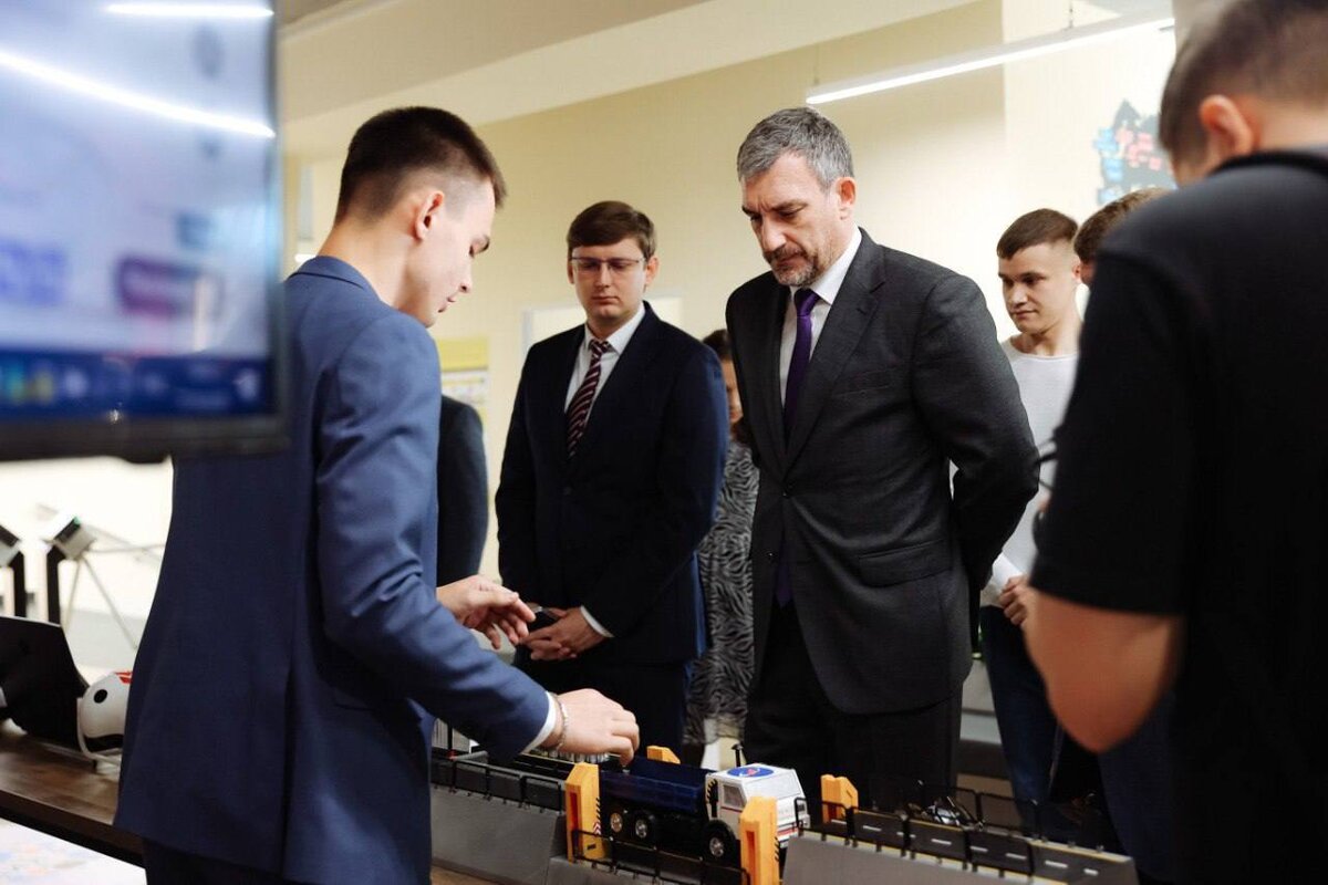 телеграм-канал Василия Орлова. На II выставке «АмурТехно» глава региона познакомился с инновационными проектами, которые придумали школьники, студенты и предприниматели