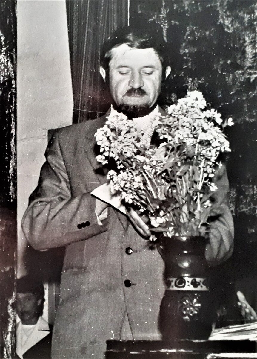 Фотография № 2. Пугановский Юрий Андреевич, учитель физики МСШ № 1.  В первом полугодии 1984 года Юрий Андреевич будет назначен директором школы, сменив на этом посту Кузнецова Александра Андреевича. Директор МСШ № 1 в 1984 – 1987 годах.
Фотография любезно предоставлена Полежаевой Натальей, выпускником 10 «Б» класса МСШ № 1 1984 учебного года.
